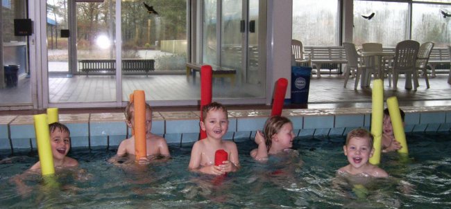 Kinder im Nichtschwimmerbecken mit Poolnudel
