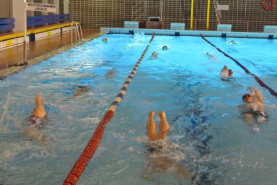 Schwimmer auf zwei Bahnen mit Leinen abgetrennt