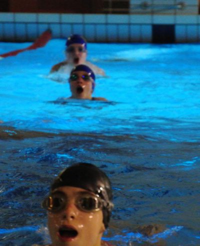3 junge Schwimmer auf einer Bahn abgetrennt mit Leinen