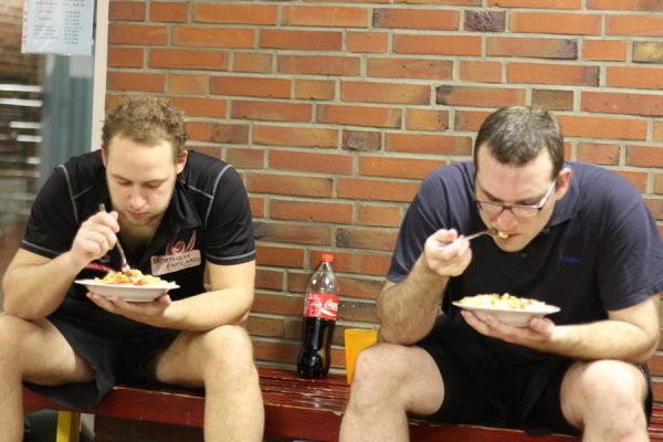 Zwei Personen am Nudeln essen