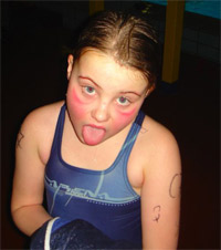 Schwimmerin streckt die Zunge aus