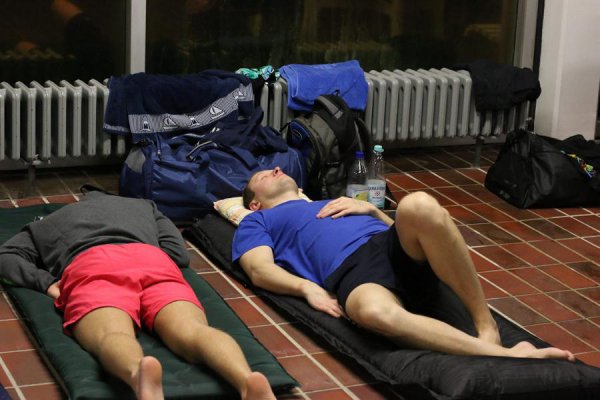 Zwei Personen schlafen auf zwei Matratzen