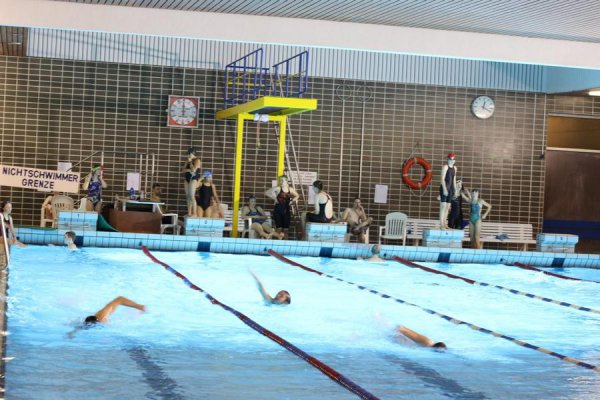 Mehrere Schwimmer auf verschiedenen Bahnen, abgetrennt mit Leinen