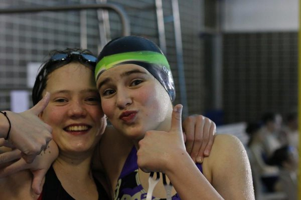 Zwei Schwimmer mit Daumen hoch