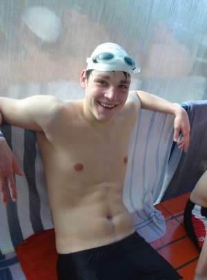 Schwimmer aus Vechta sitzend auf einer Bank im Schwimmbad