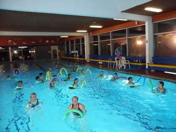 Personen im Tiefwasser (Aquafitness)